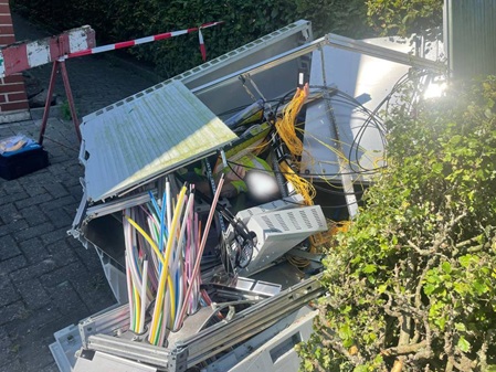 Techniker versucht Leitungen und Module in umgefahrenem MFG zu retten